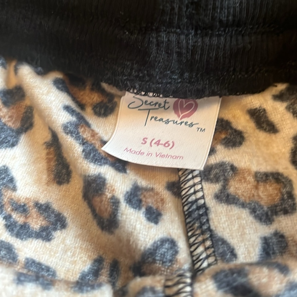 Cheetah/leopard animal print pajama set size small - Picture 8 of 8